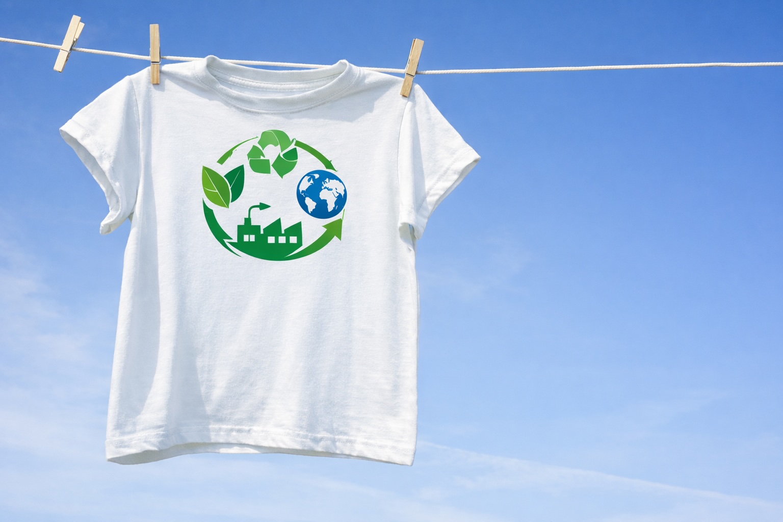 T-shirt blanc avec un symbole d’économie circulaire suspendu à un fil à linge — illustration de la mode circulaire